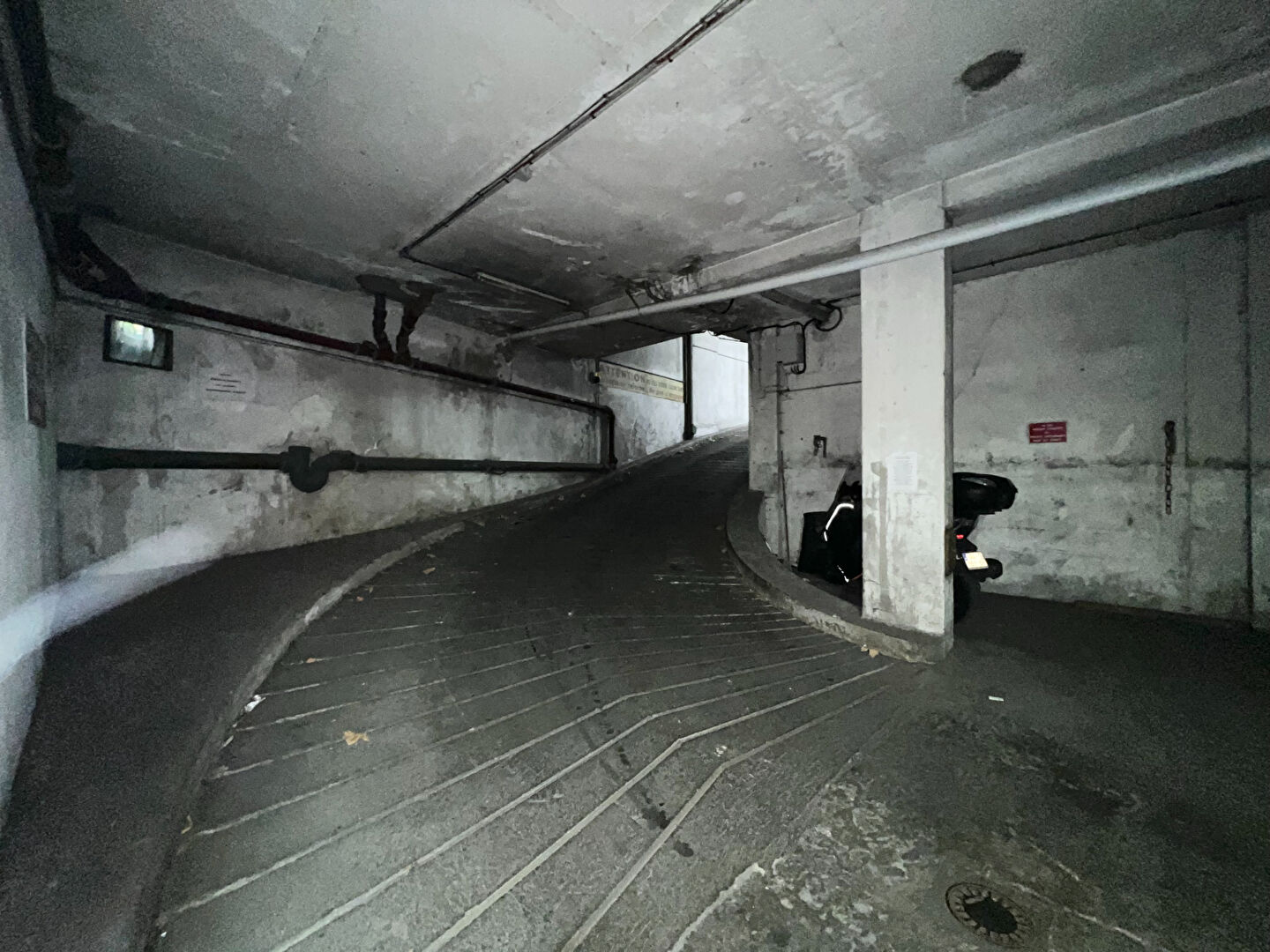 Photo Parking  Paris 18ème image 5/5