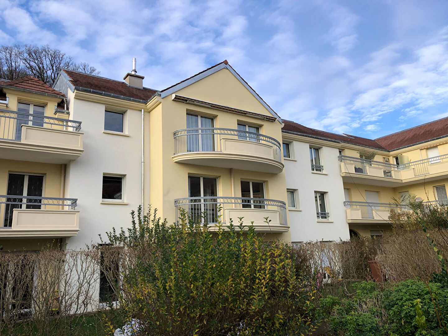 BUC VILLAGE  Appartement 3 pièce(s) 63 m2 avec balcon, cave et 2 places de parking