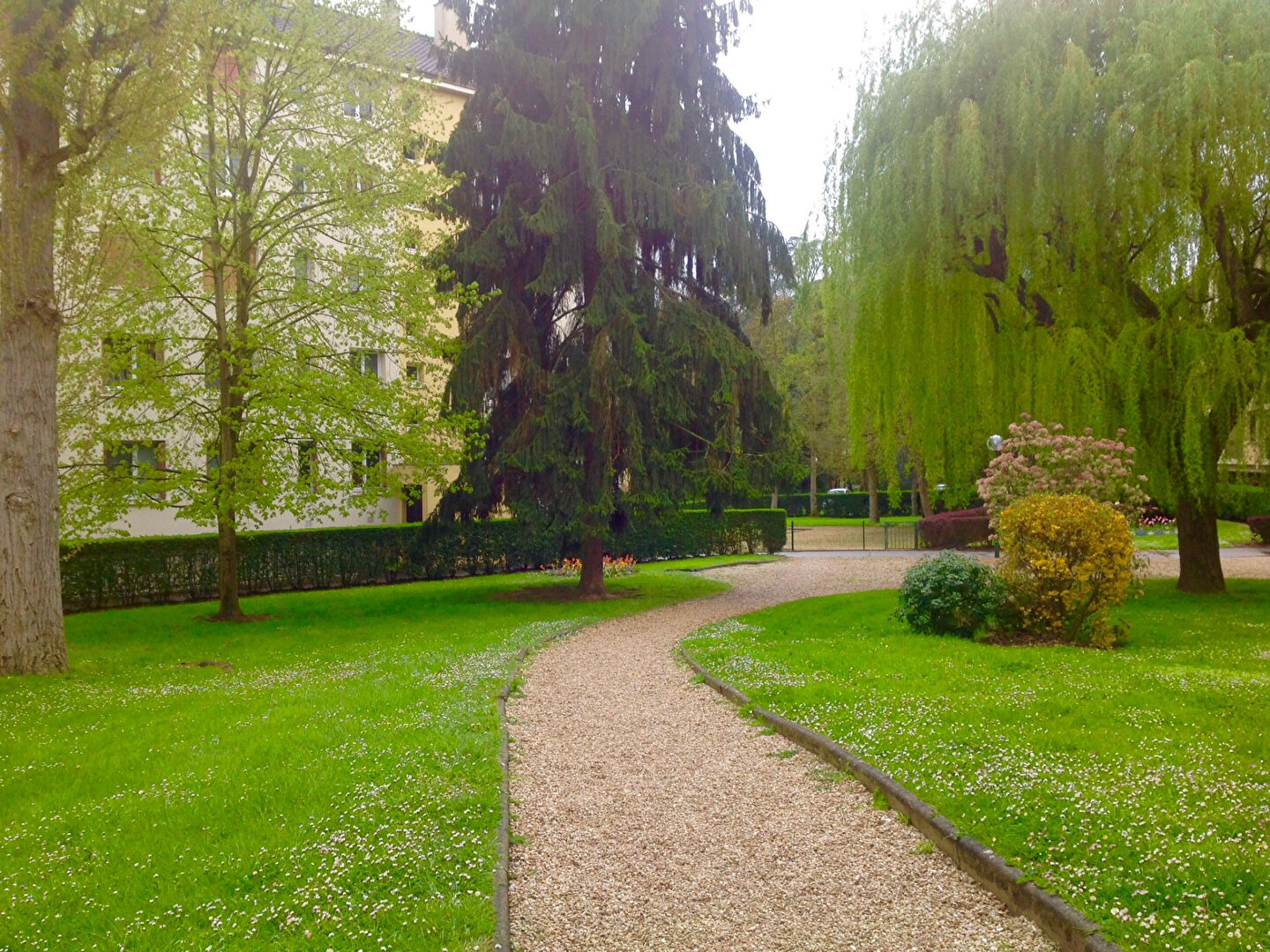 Photo BUC VILLAGE  APPARTEMENT  F4 avec loggia , parking et cave image 3/6