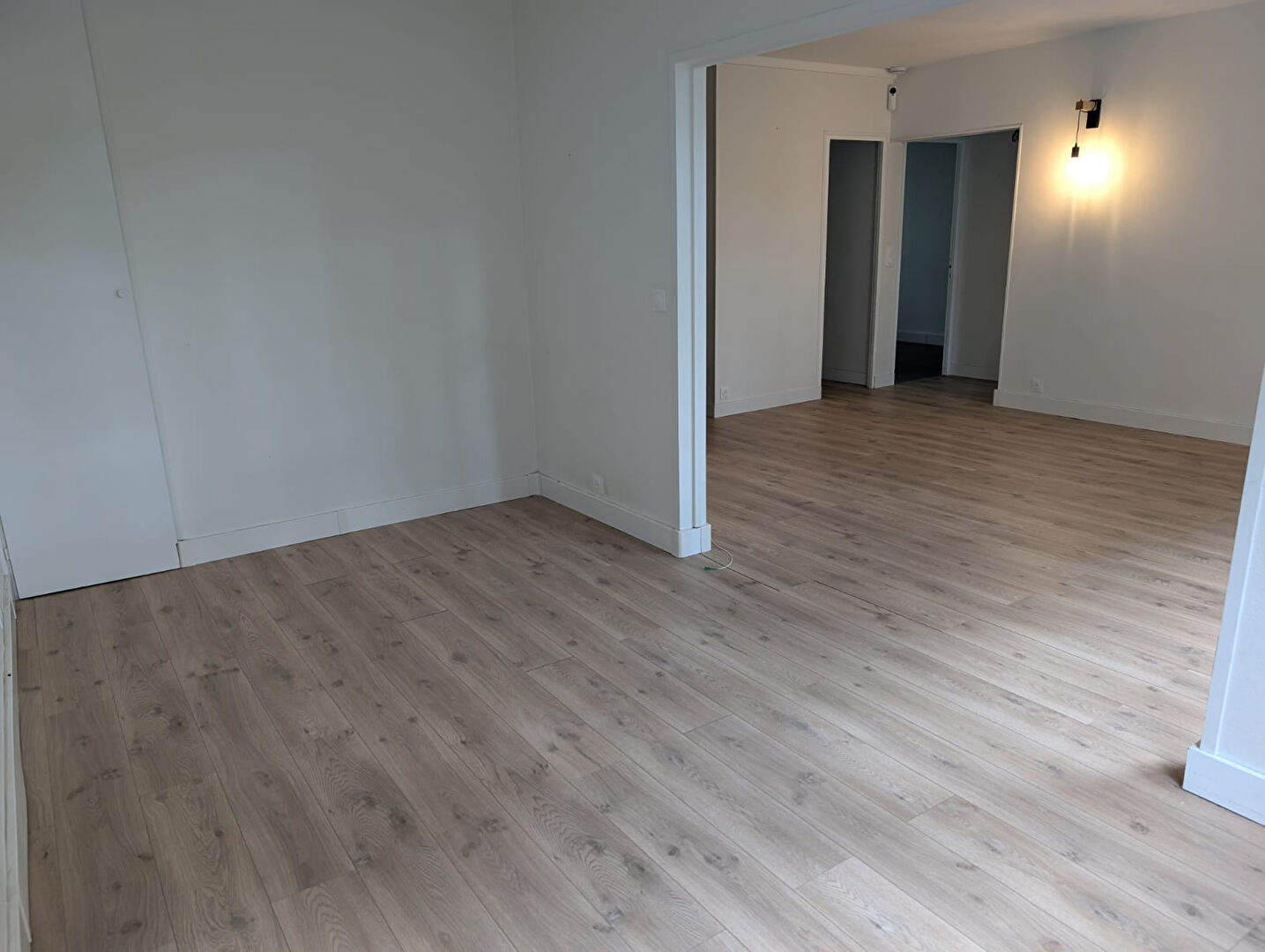 Photo BUC VILLAGE  APPARTEMENT  F4 avec loggia , parking et cave image 4/6