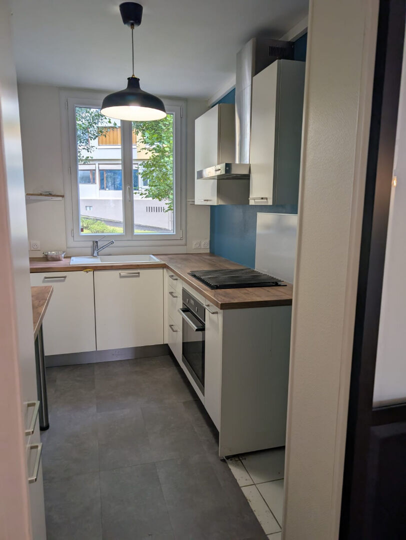 Photo BUC VILLAGE  APPARTEMENT  F4 avec loggia , parking et cave image 6/6