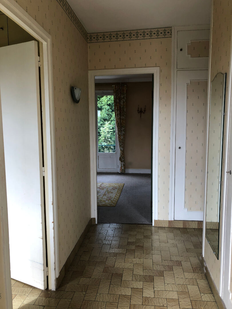 Photo HAUT BUC MAISON INDIVIDUELLE A RENOVER  ET AGRANDIR SUR  BEAU TERRAIN PLAT image 4/6