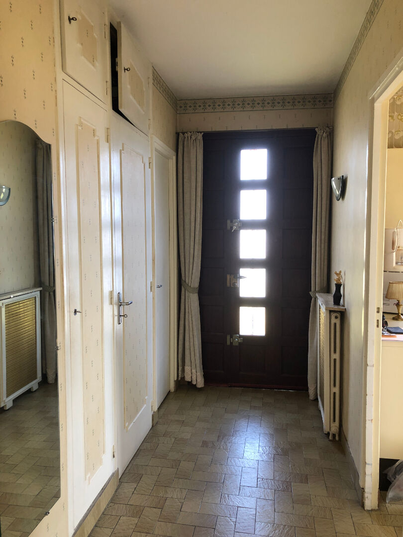 Photo HAUT BUC MAISON INDIVIDUELLE A RENOVER  ET AGRANDIR SUR  BEAU TERRAIN PLAT image 5/6