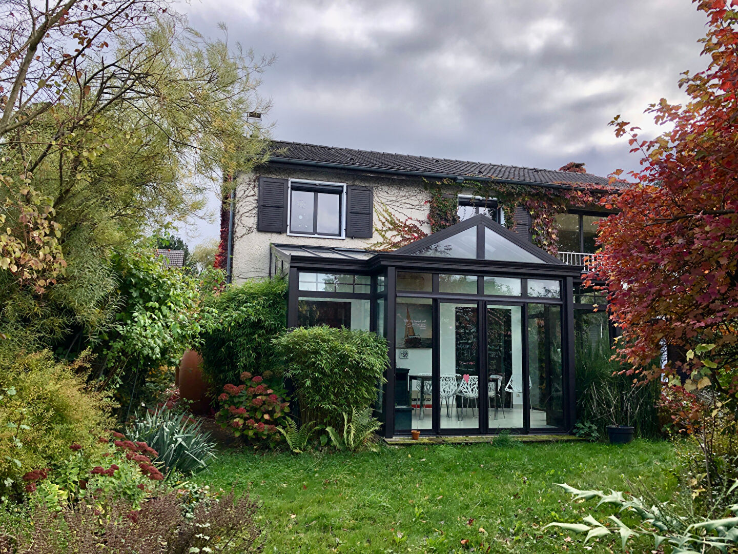 VILLA BUC (200m²) AVEC VERANDA ET JARDIN  CLOS SANS VIS A VIS