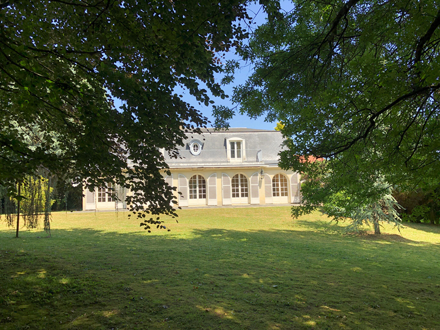MAISON INDIVIDUELLE  MANSART  AVEC BEAU JARDIN ARBORE AU CALME