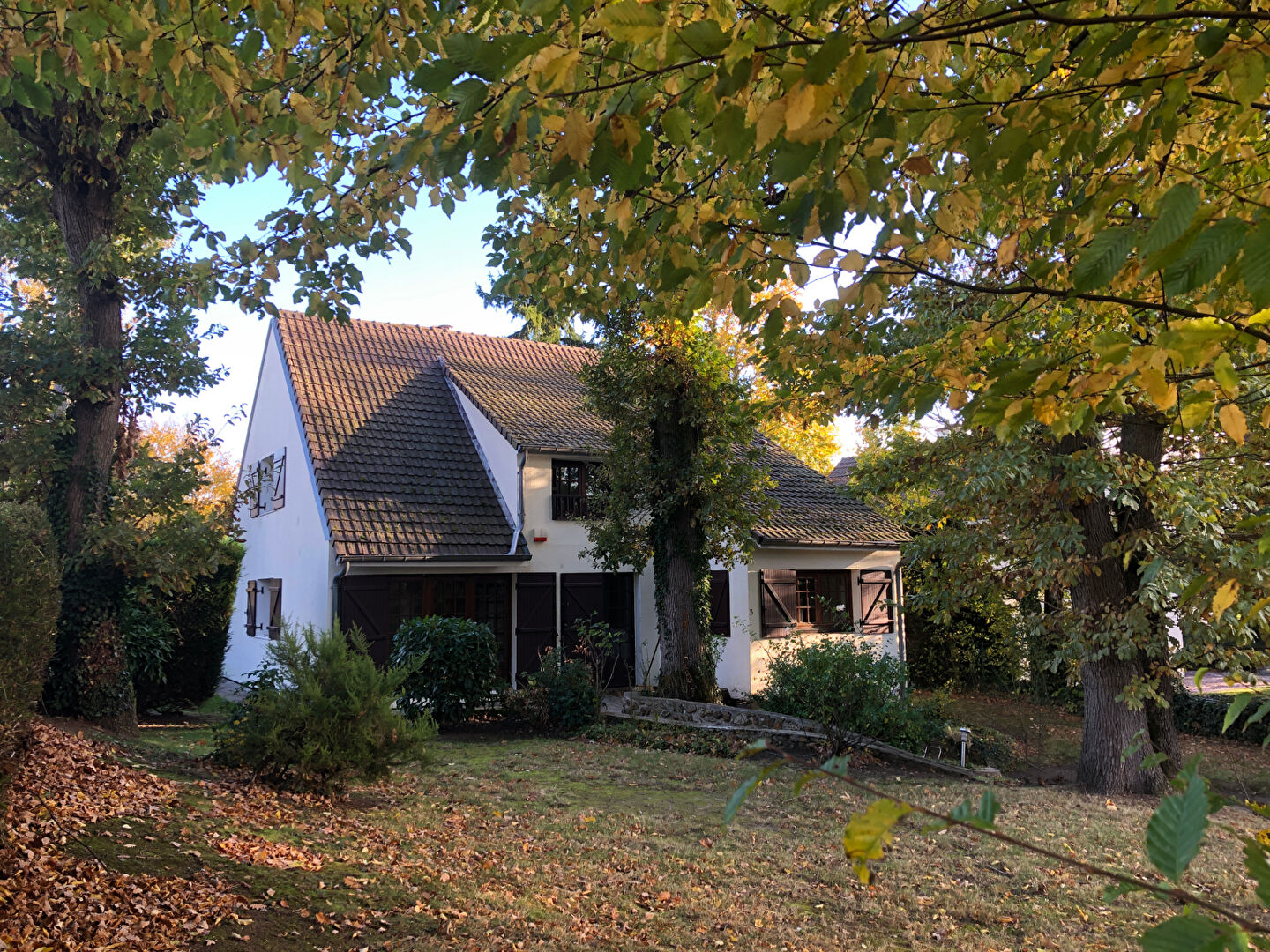 HAUT BUC MAISON INDIVIDUELLE SUR  SOUS SOL ET JARDIN CLOS