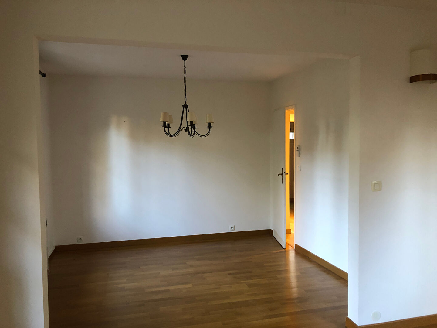 Photo HAUT BUC MAISON INDIVIDUELLE SUR  SOUS SOL ET JARDIN CLOS image 6/6