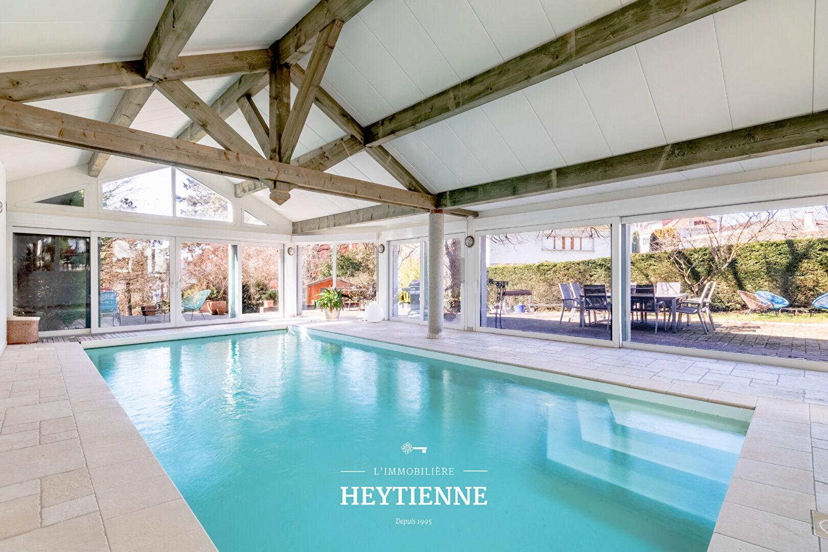 Photo Maison bourgeoise de 275 m² avec piscine intérieure avec un terrain de 14 ares environ image 4/6