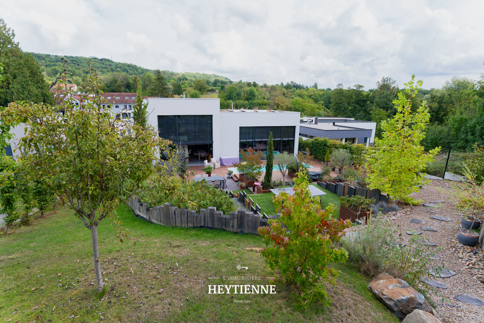 Photo LESSY Maison contemporaine d'exception de 350m² avec piscine et terrain de  1500m² image 3/6