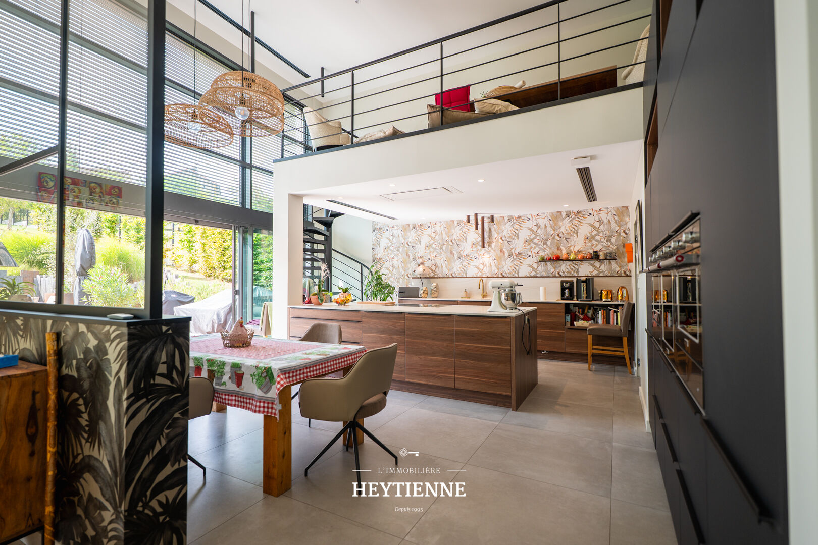 Photo LESSY Maison contemporaine d'exception de 350m² avec piscine et terrain de  1500m² image 5/6