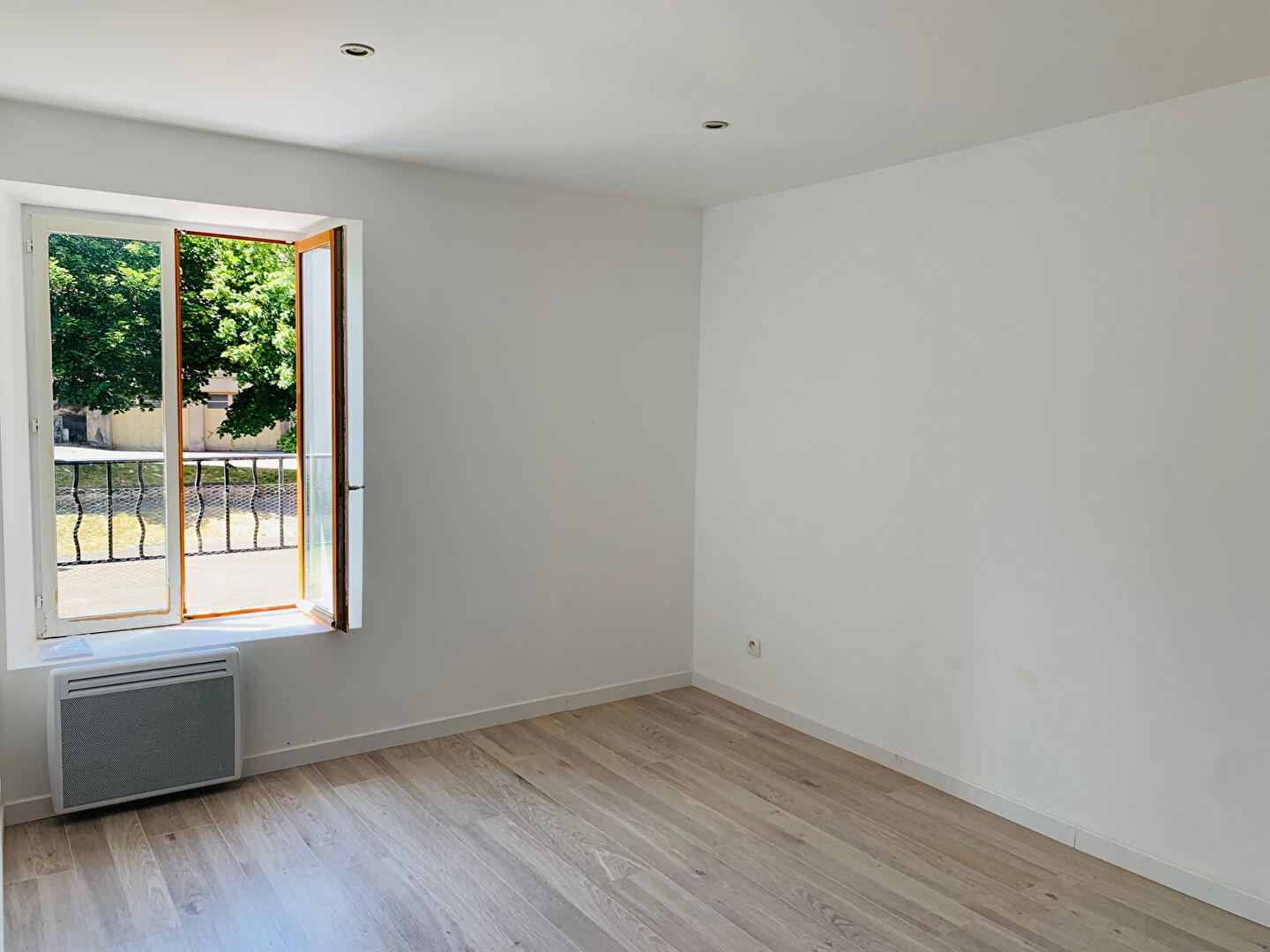 BACCARAT - joli petit immeuble quartier calme