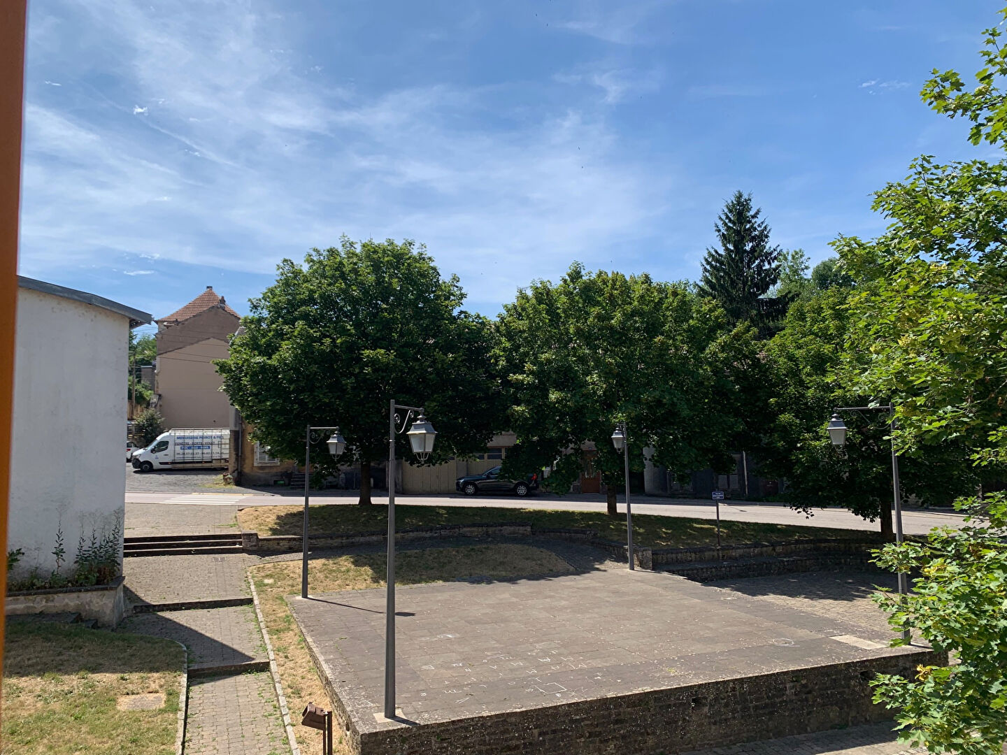 BACCARAT - joli petit immeuble quartier calme