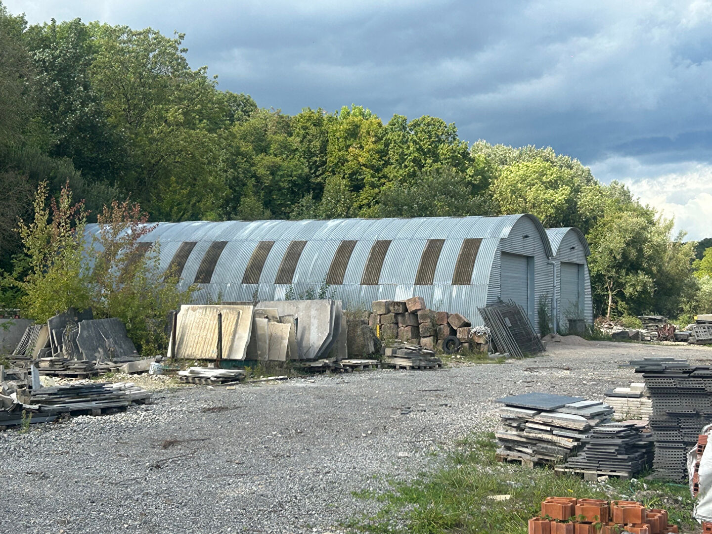 À LOUER /  BÂTIMENT INDUSTRIEL AVEC GRANDE ZONE DE STOCKAGE & BUREAUX