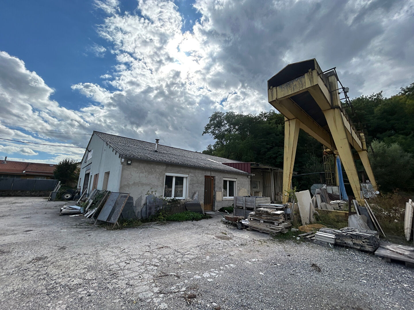 Photo À LOUER /  BÂTIMENT INDUSTRIEL AVEC GRANDE ZONE DE STOCKAGE & BUREAUX image 2/6