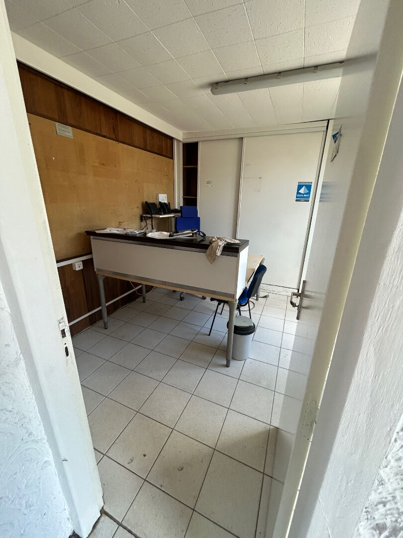 Photo À LOUER /  BÂTIMENT INDUSTRIEL AVEC GRANDE ZONE DE STOCKAGE & BUREAUX image 4/6
