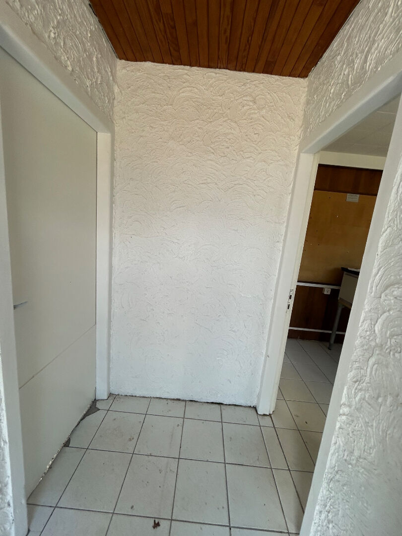 Photo À LOUER /  BÂTIMENT INDUSTRIEL AVEC GRANDE ZONE DE STOCKAGE & BUREAUX image 5/6