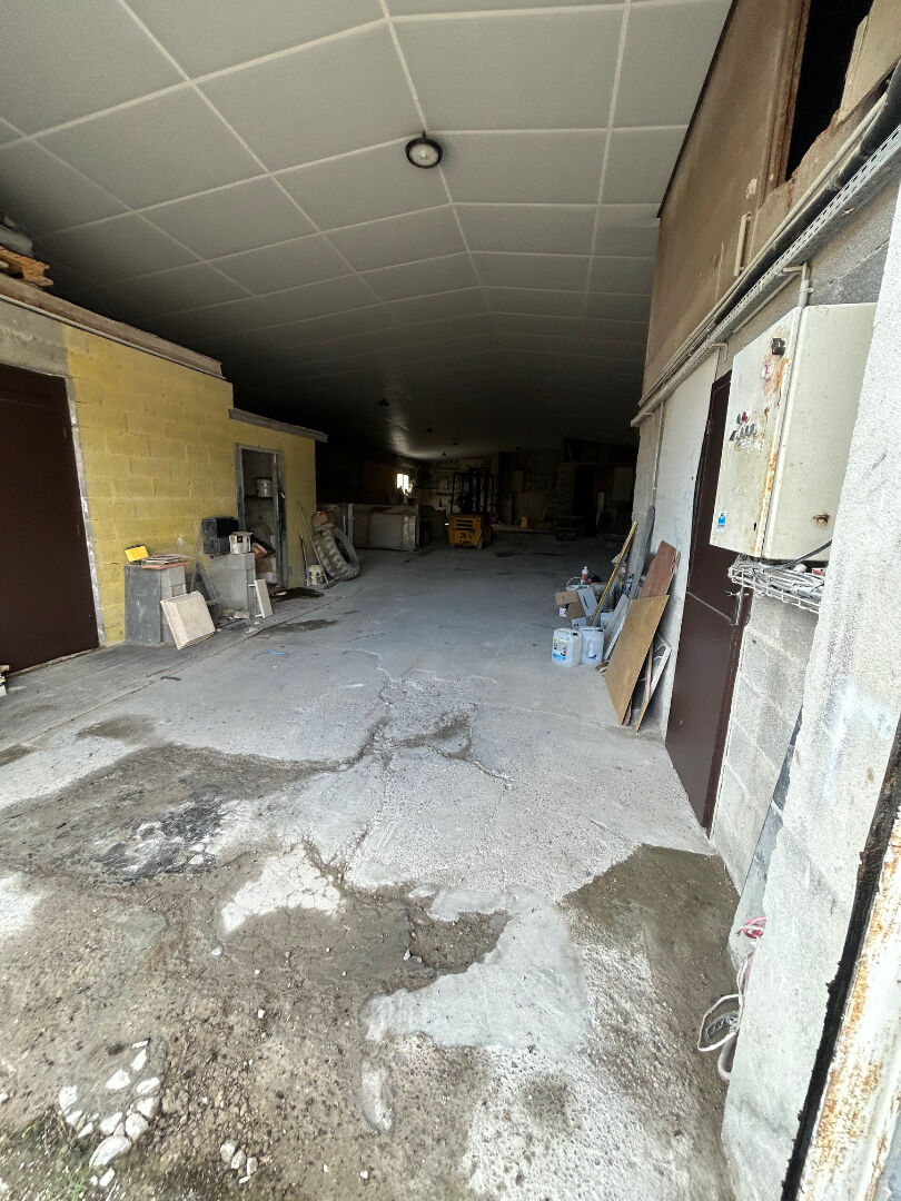 Photo À LOUER /  BÂTIMENT INDUSTRIEL AVEC GRANDE ZONE DE STOCKAGE & BUREAUX image 6/6