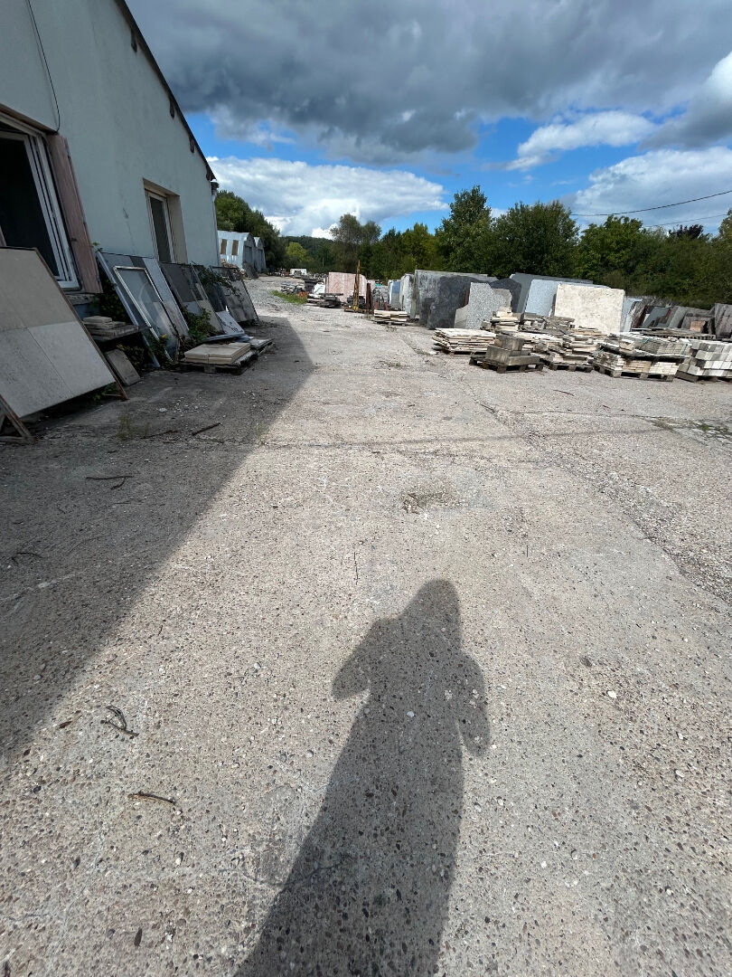 À LOUER /  BÂTIMENT INDUSTRIEL AVEC GRANDE ZONE DE STOCKAGE & BUREAUX