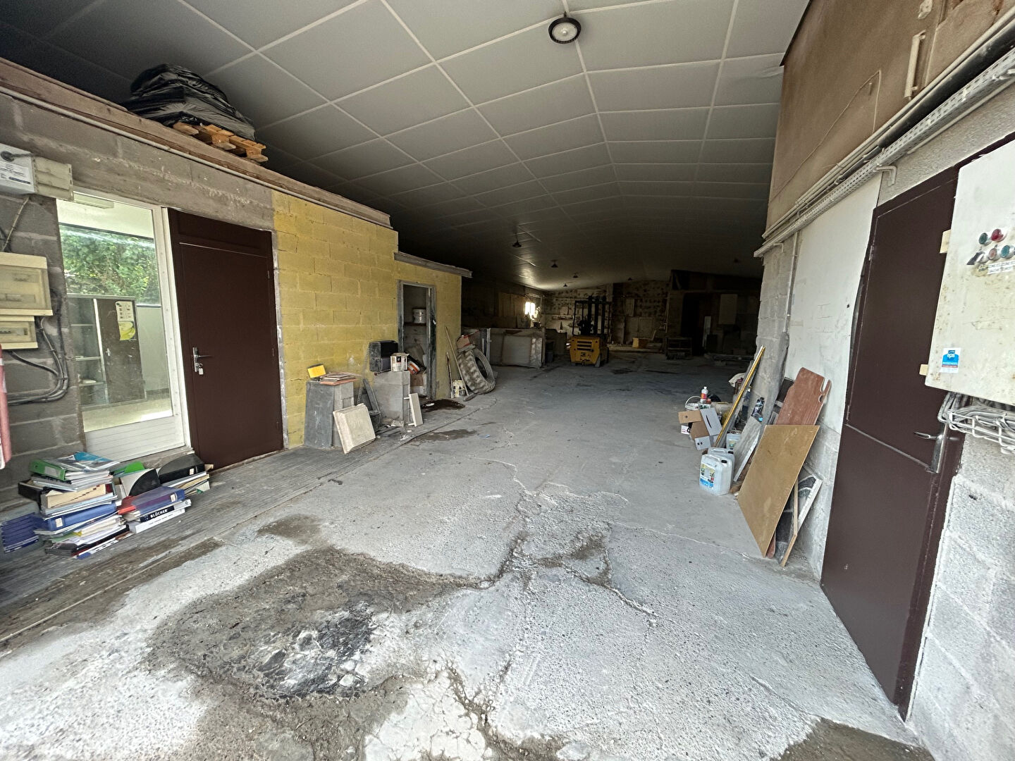 À LOUER /  BÂTIMENT INDUSTRIEL AVEC GRANDE ZONE DE STOCKAGE & BUREAUX