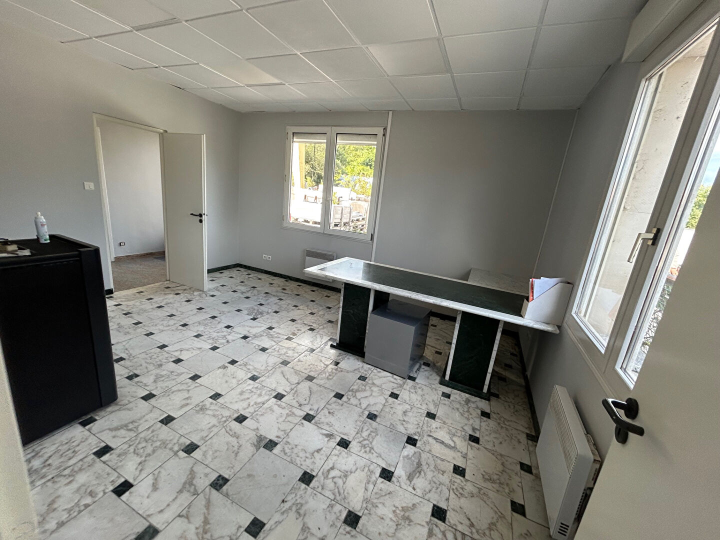 À LOUER /  BÂTIMENT INDUSTRIEL AVEC GRANDE ZONE DE STOCKAGE & BUREAUX