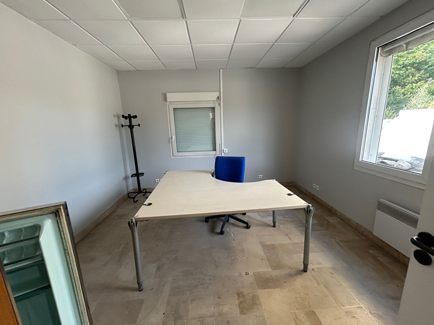 À LOUER /  BÂTIMENT INDUSTRIEL AVEC GRANDE ZONE DE STOCKAGE & BUREAUX