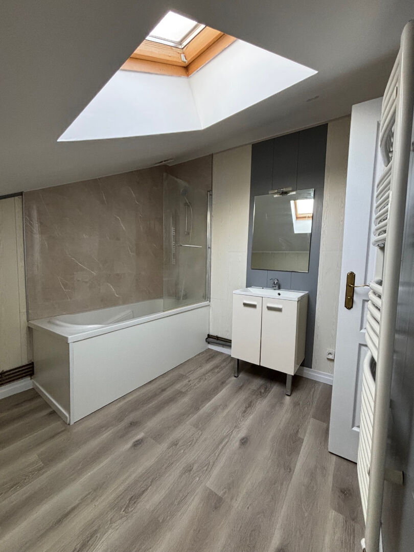 FACE A LA GARE - RUE RIVOLET