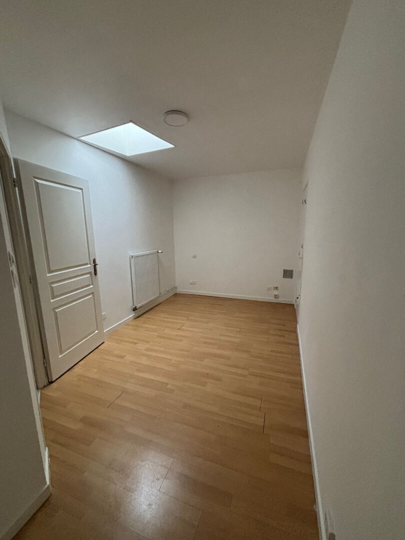 FACE A LA GARE - RUE RIVOLET