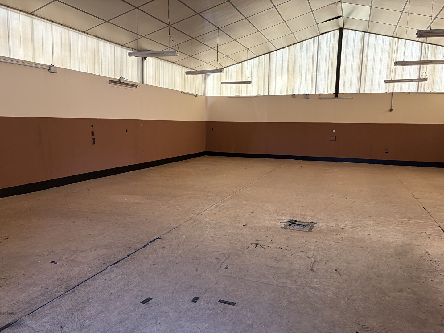 Entrepôt / local industriel  180 m2