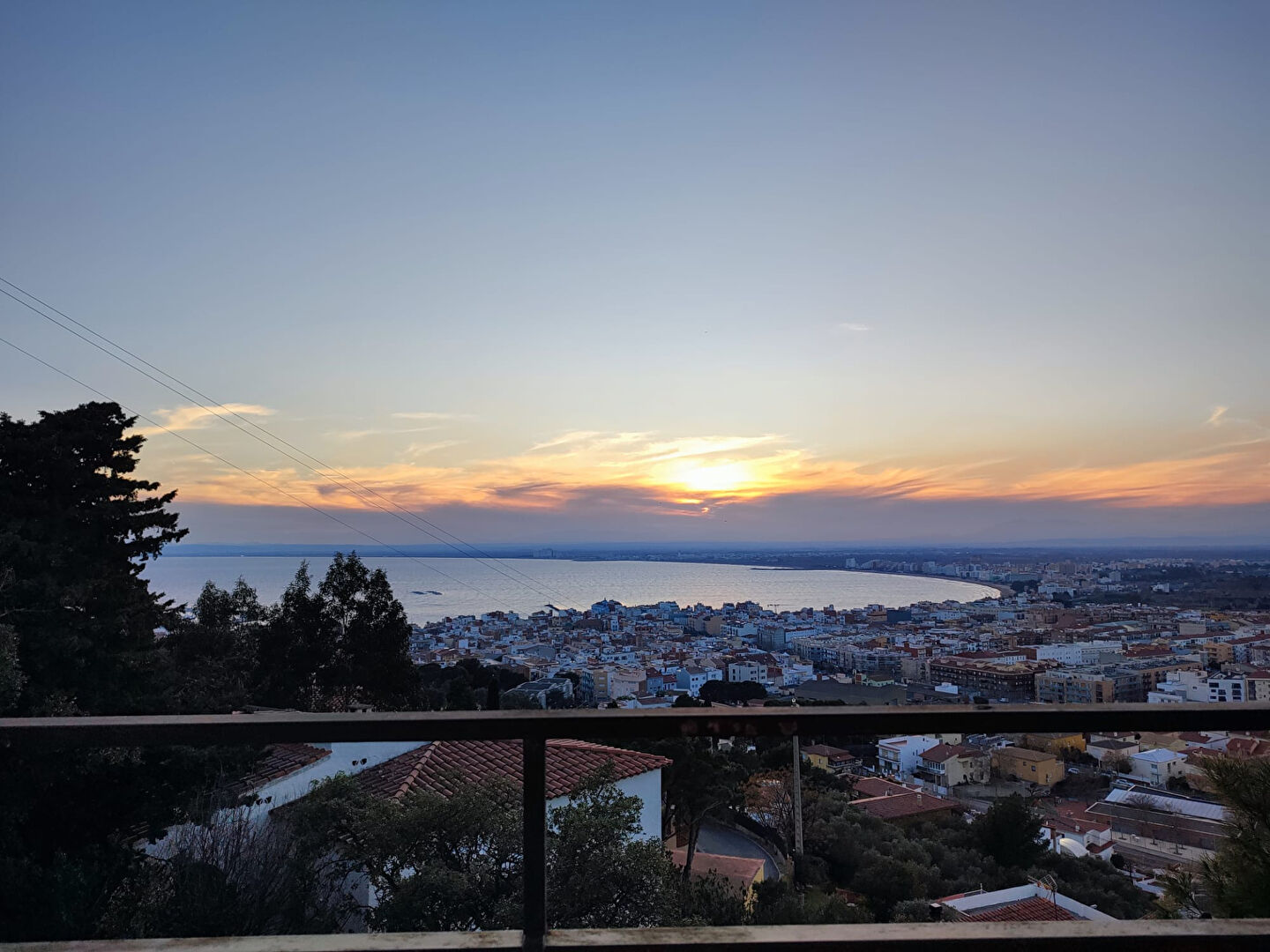 Photo Maison située dans un quartier résidentiel très calme avec une vue imprenable sur la mer image 3/6