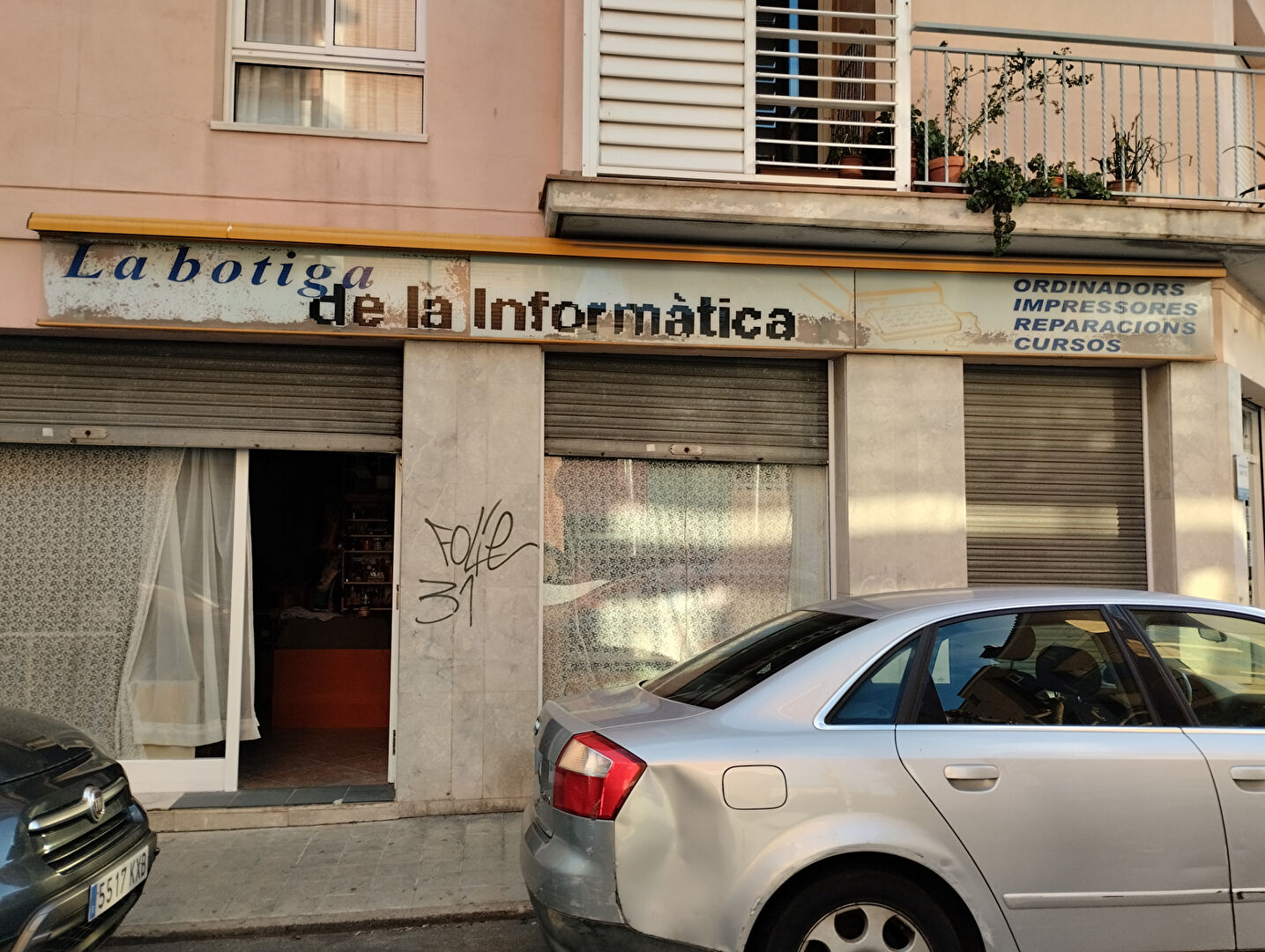Locaux commerciaux situés dans un quartier central  de Roses et animé.
