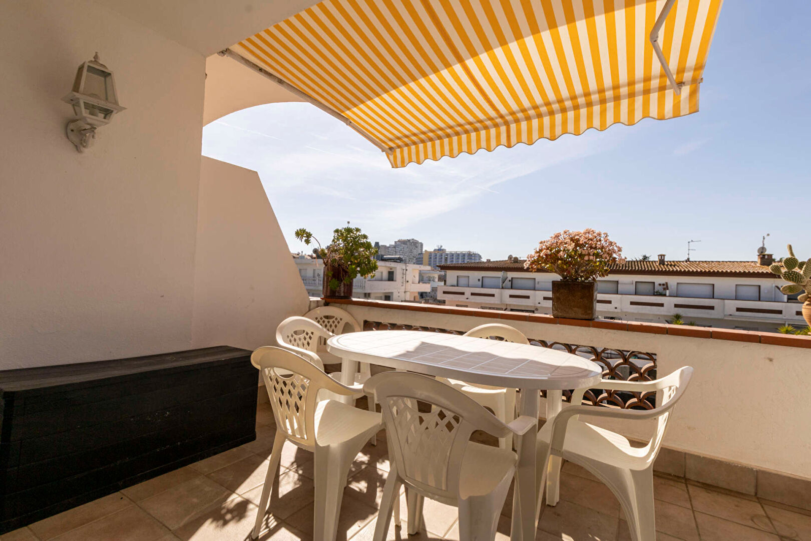 Photo Appartement rénové de 2 chambres situé au centre à 150m de la plage à Empuriabrava image 1/6