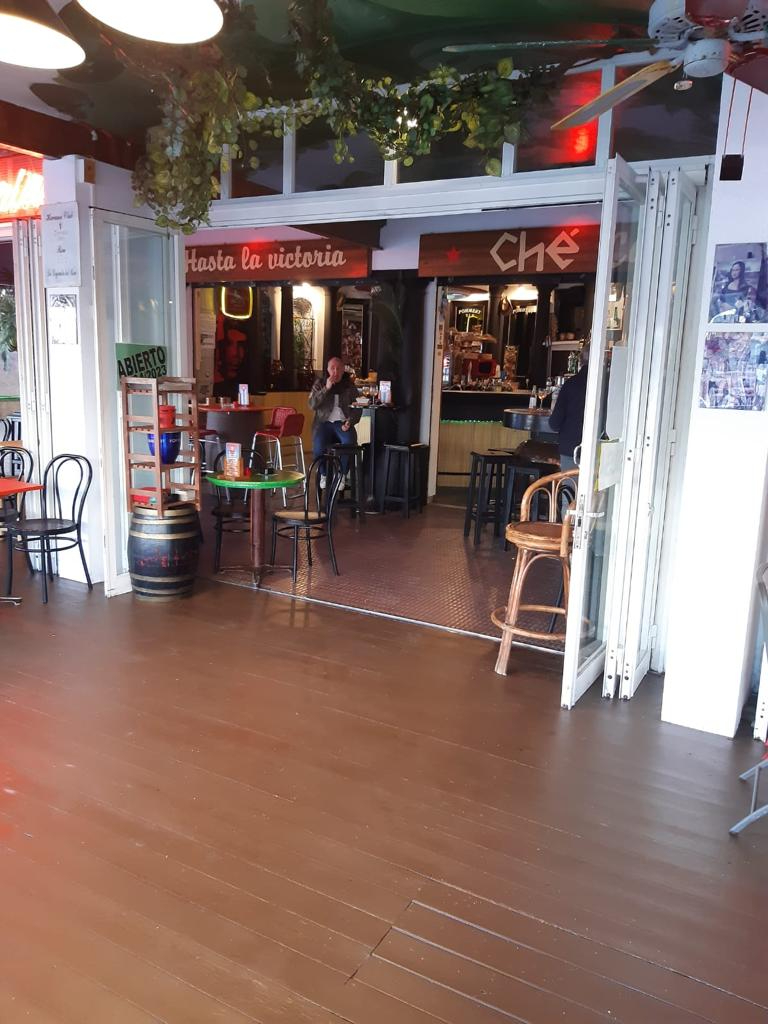 Bar à vendre en pleine activité, de 80mts et avec une terrasse de 80mts