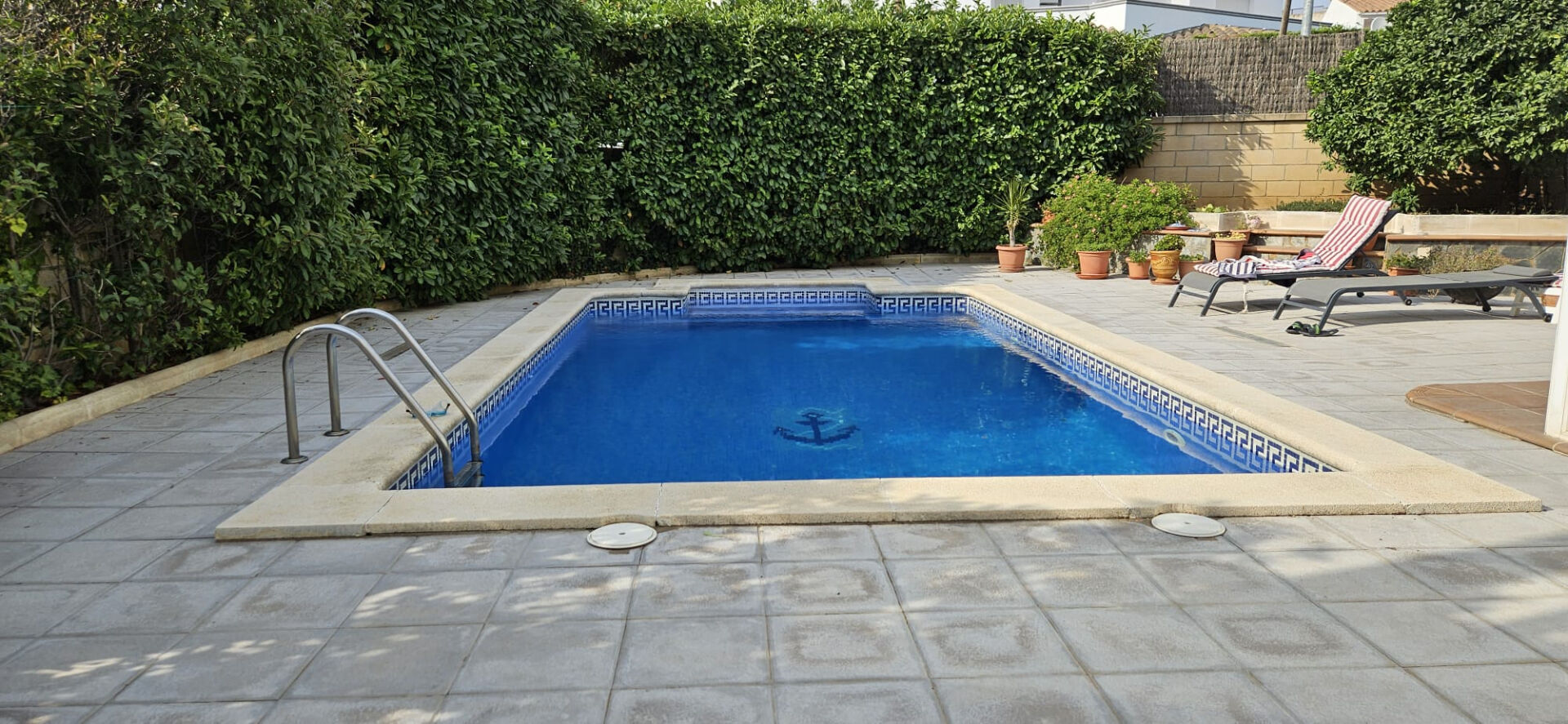 Photo Grande maison avec piscine, garage sur un terrain d'angle au calme. image 2/6