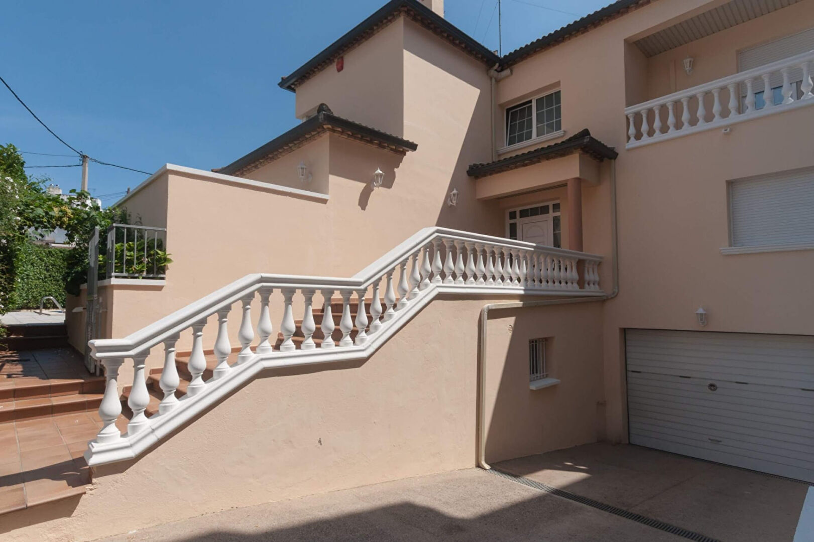 Photo Grande maison avec piscine, garage sur un terrain d'angle au calme. image 3/6