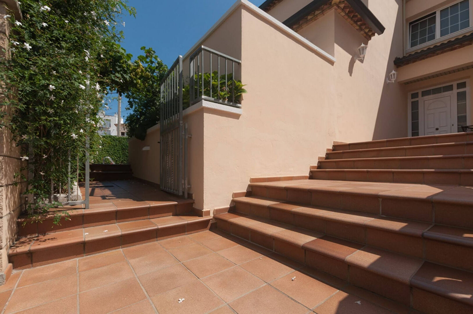 Photo Grande maison avec piscine, garage sur un terrain d'angle au calme. image 4/6