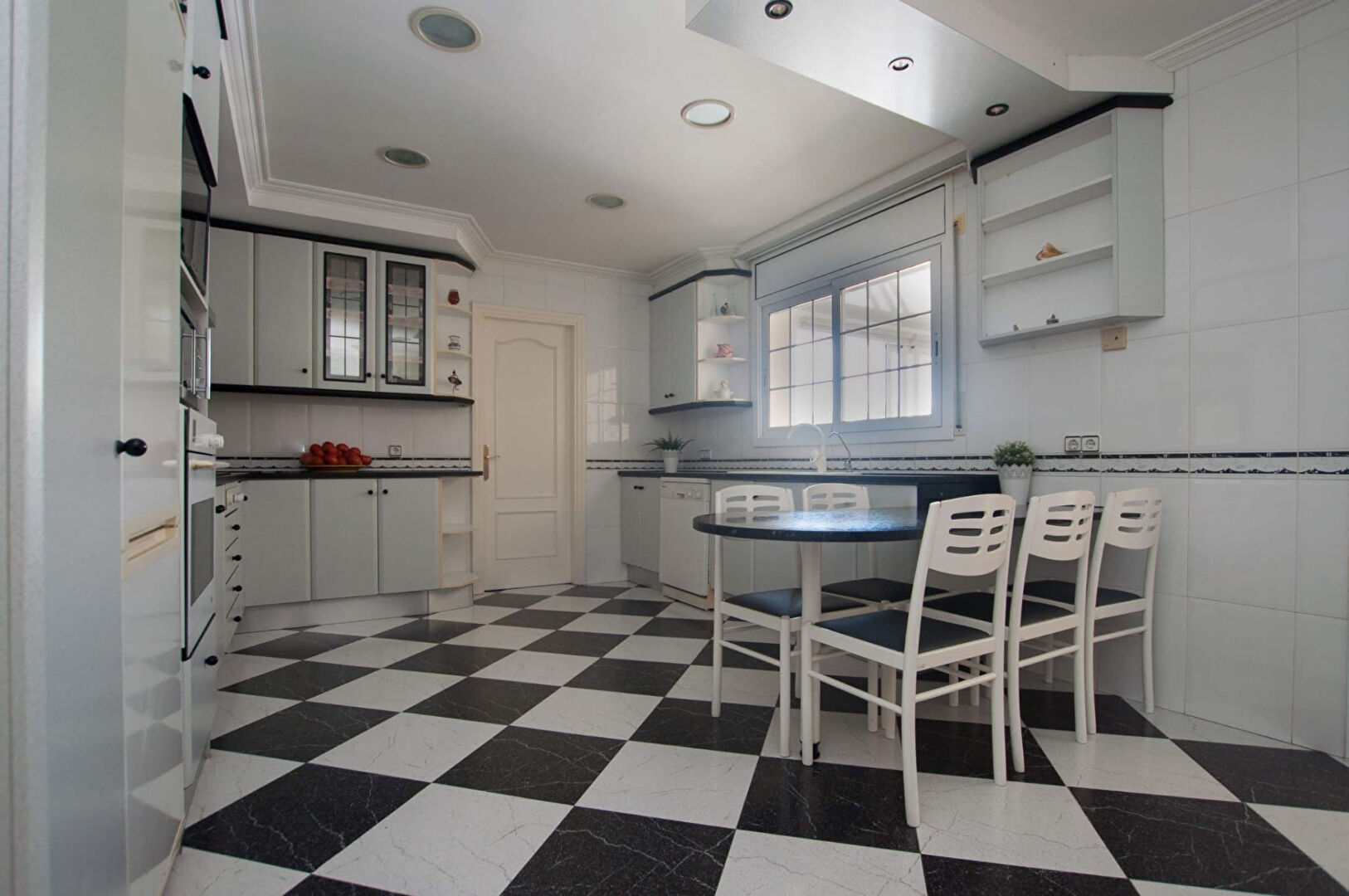 Photo Grande maison avec piscine, garage sur un terrain d'angle au calme. image 5/6