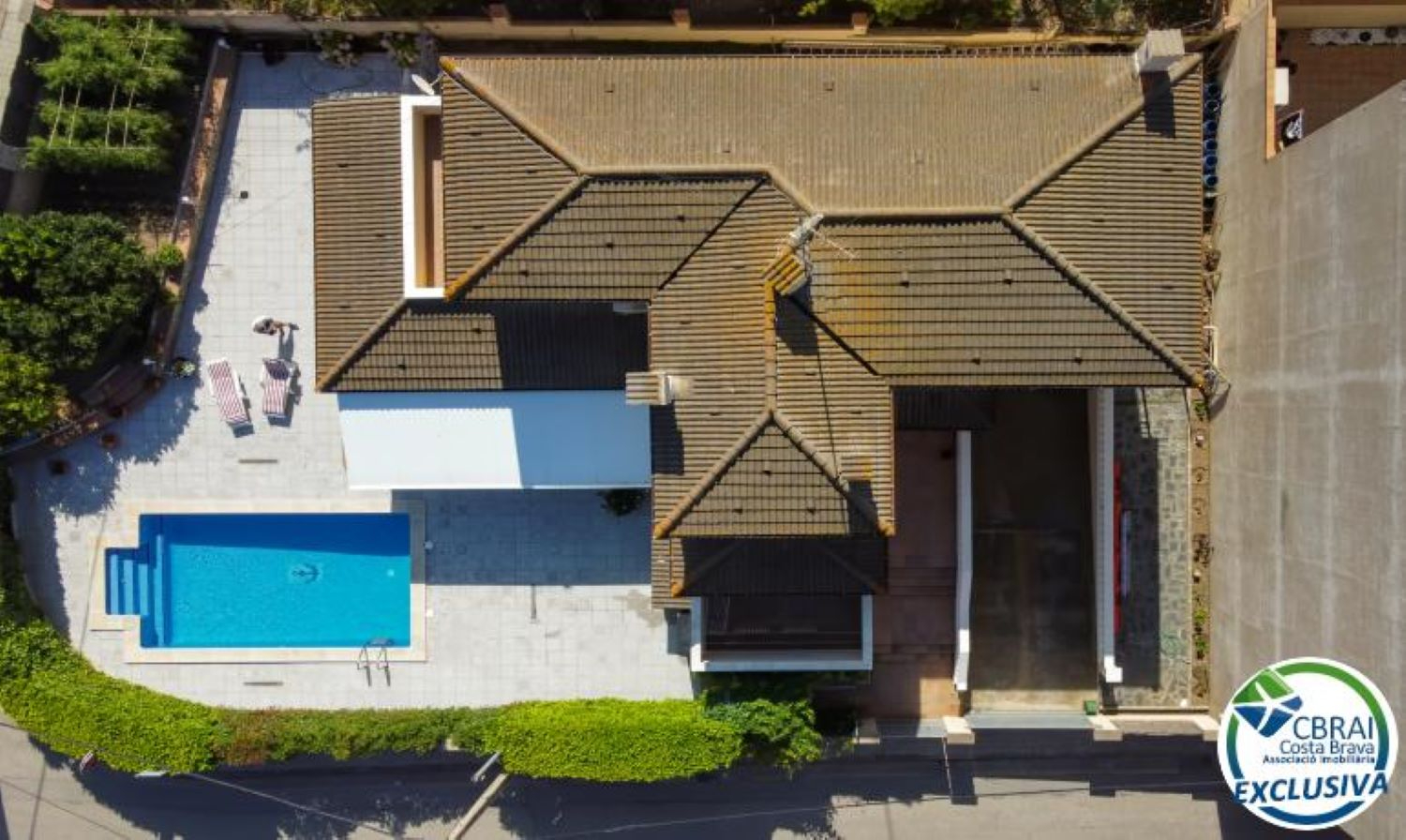 Photo Grande maison avec piscine, garage sur un terrain d'angle au calme. image 1/6