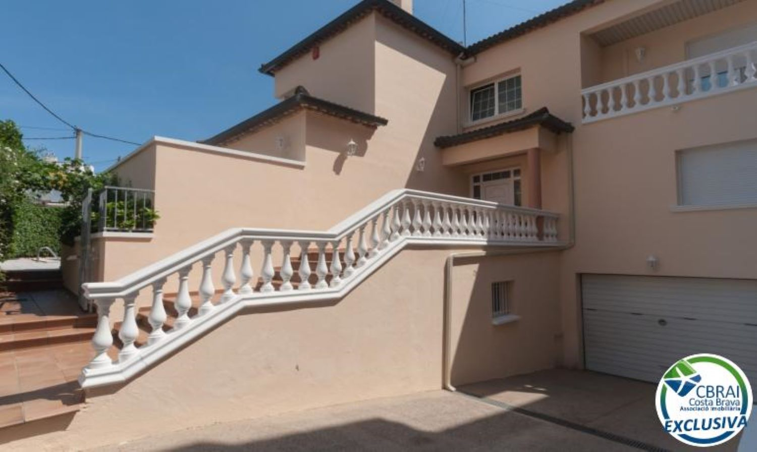 Photo Grande maison avec piscine, garage sur un terrain d'angle au calme. image 2/6