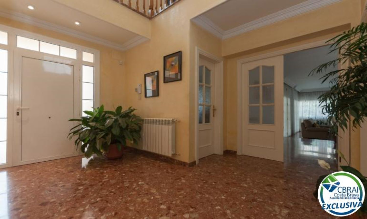 Photo Grande maison avec piscine, garage sur un terrain d'angle au calme. image 3/6