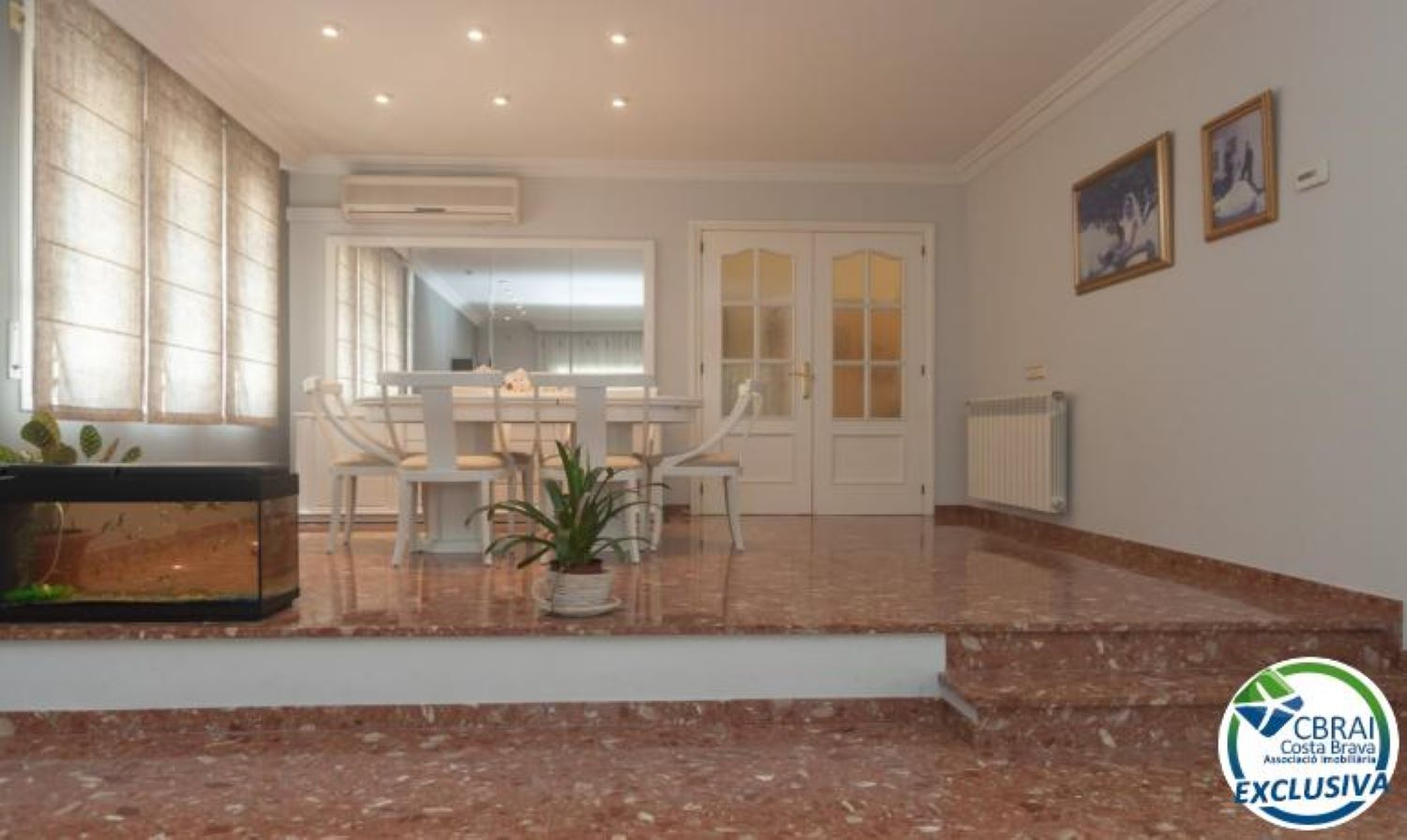 Photo Grande maison avec piscine, garage sur un terrain d'angle au calme. image 4/6