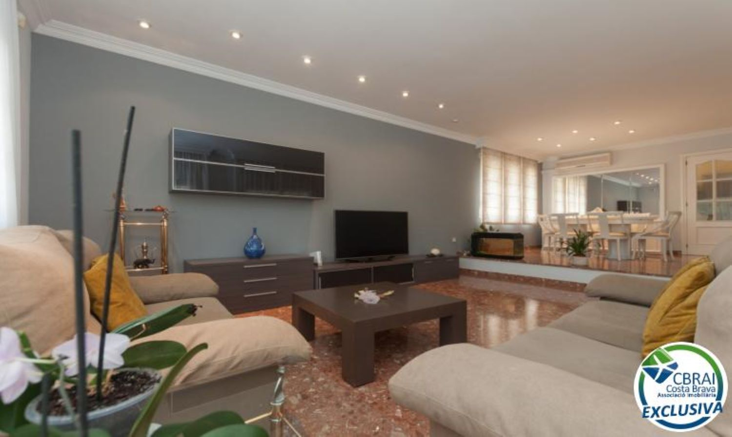 Photo Grande maison avec piscine, garage sur un terrain d'angle au calme. image 5/6