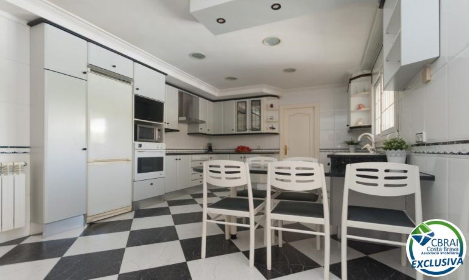 Photo Grande maison avec piscine, garage sur un terrain d'angle au calme. image 6/6