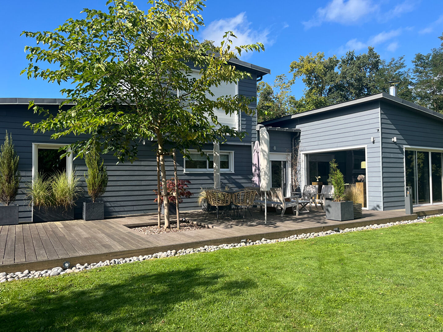 PROPRIÉTÉ D'EXCEPTION - MAISON CONTEMPORAINE - ÉTANG & 1,2 HA