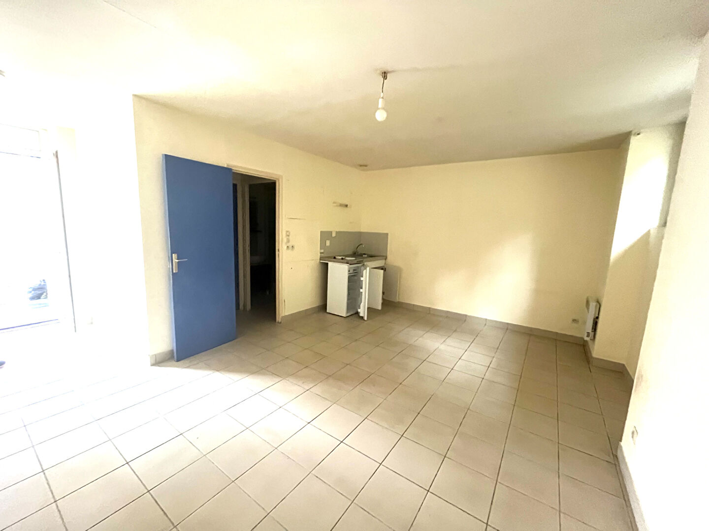 Avrillé centre grand studio avec parking