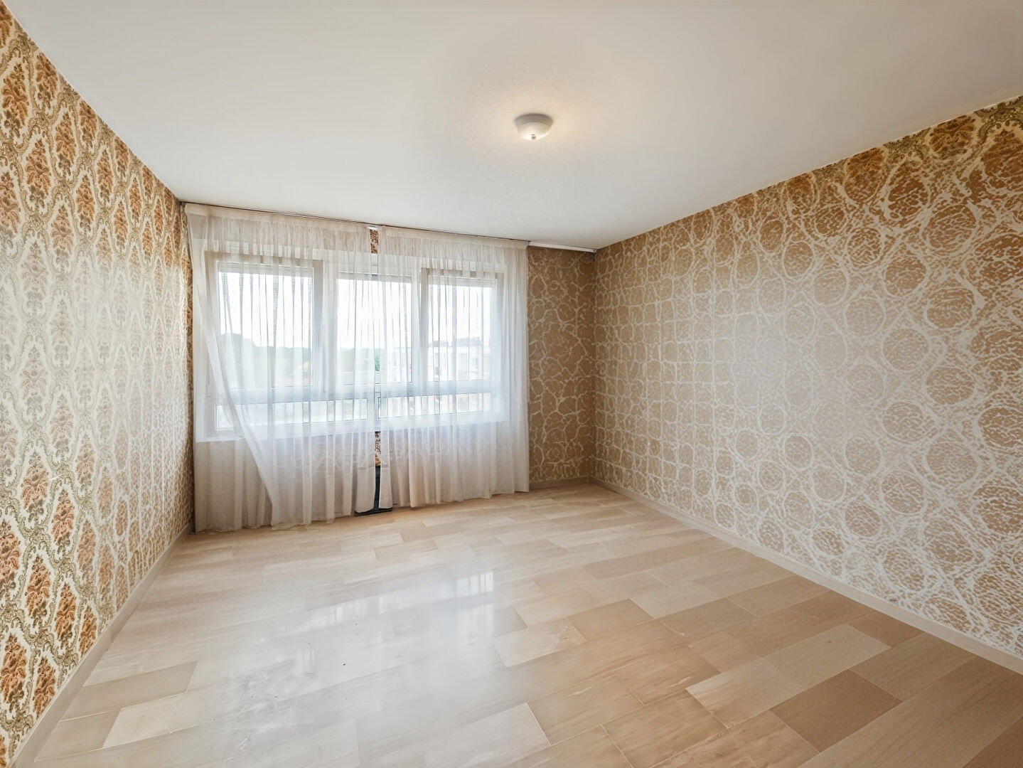 Appartement F2 lumineux avec potentiel - Proche gare, environnement calme