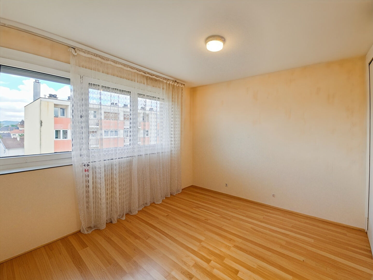 Appartement F2 lumineux avec potentiel - Proche gare, environnement calme
