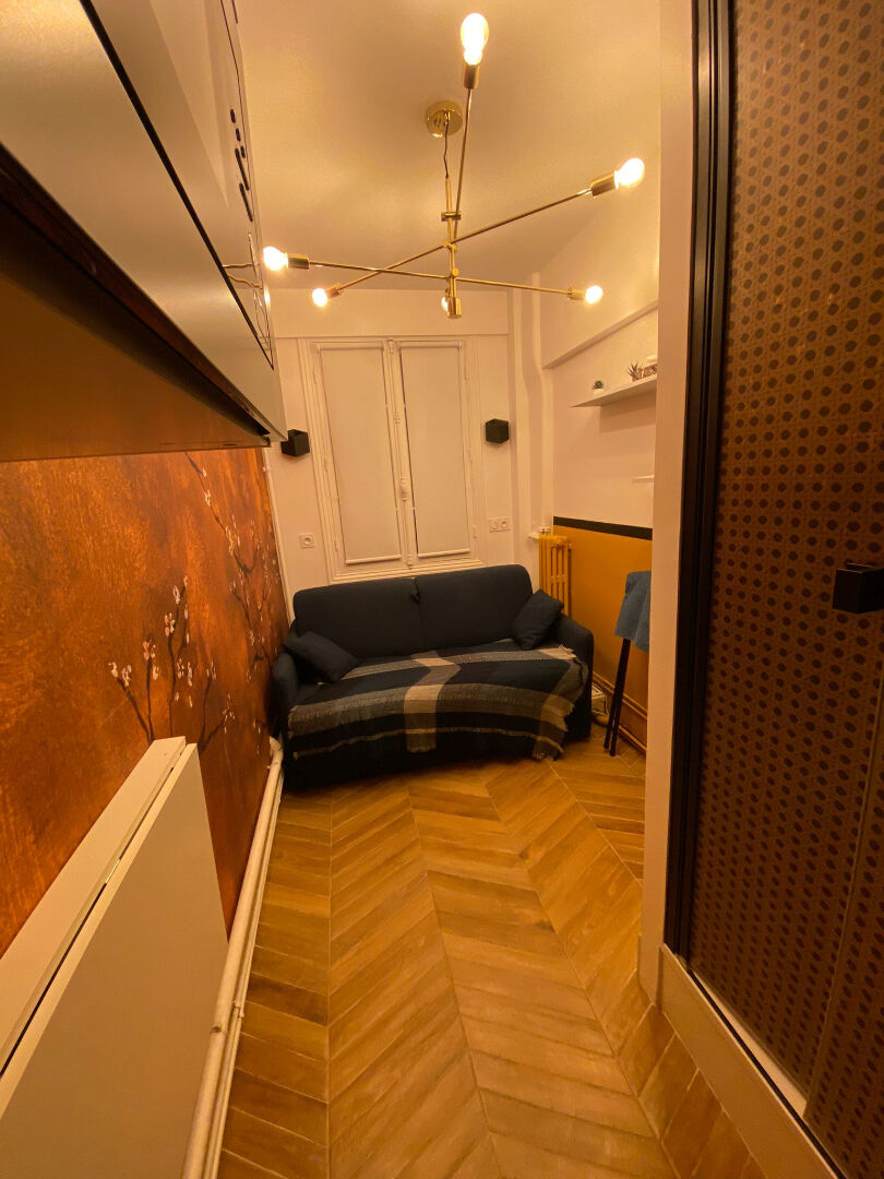 Photo Studette Paris 7e image 1/6