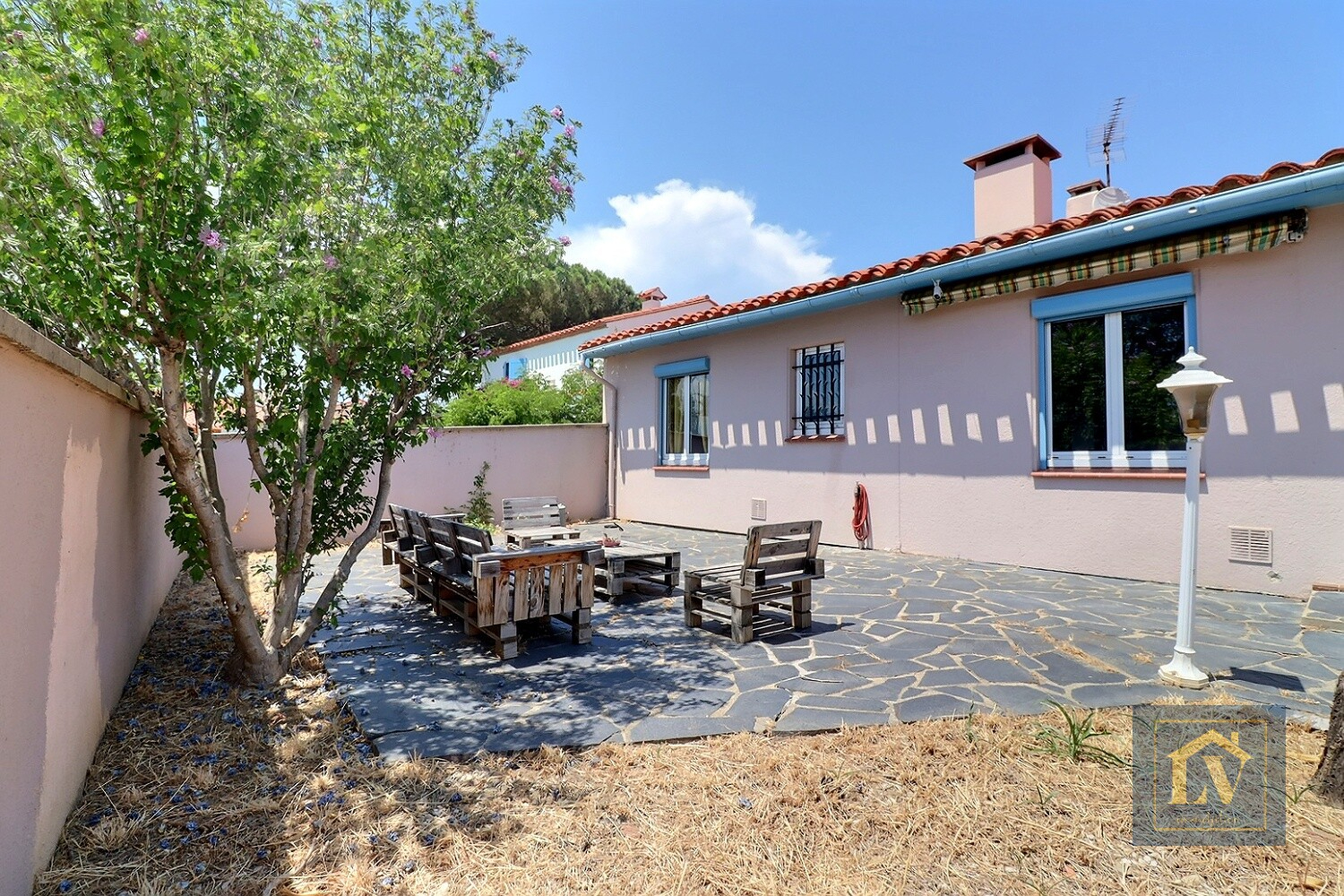 Villa plain pied en 3 faces, 5 pièces, avec jardin.