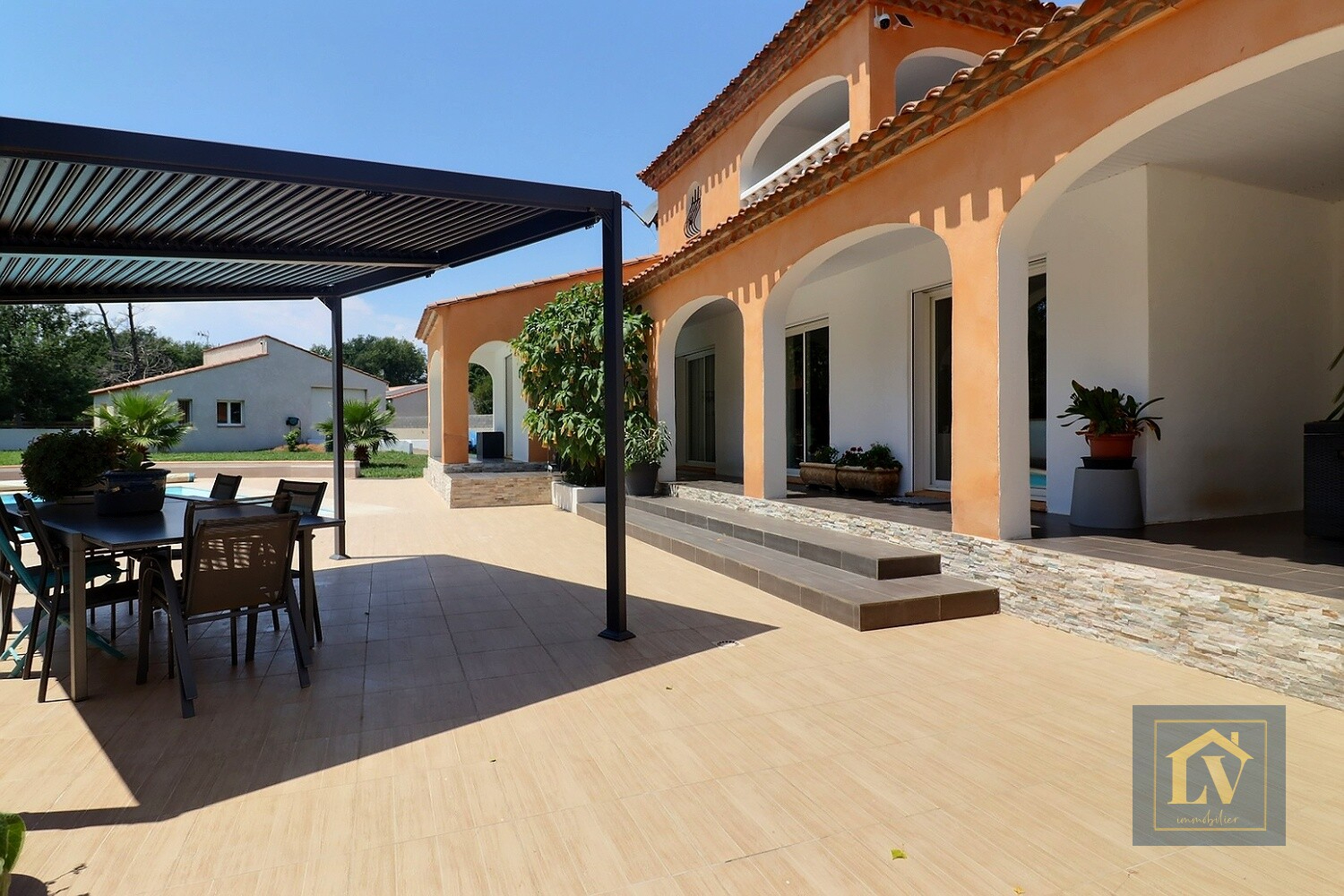 A vendre villa provençale avec garage et dépendance, grand jardin et piscine