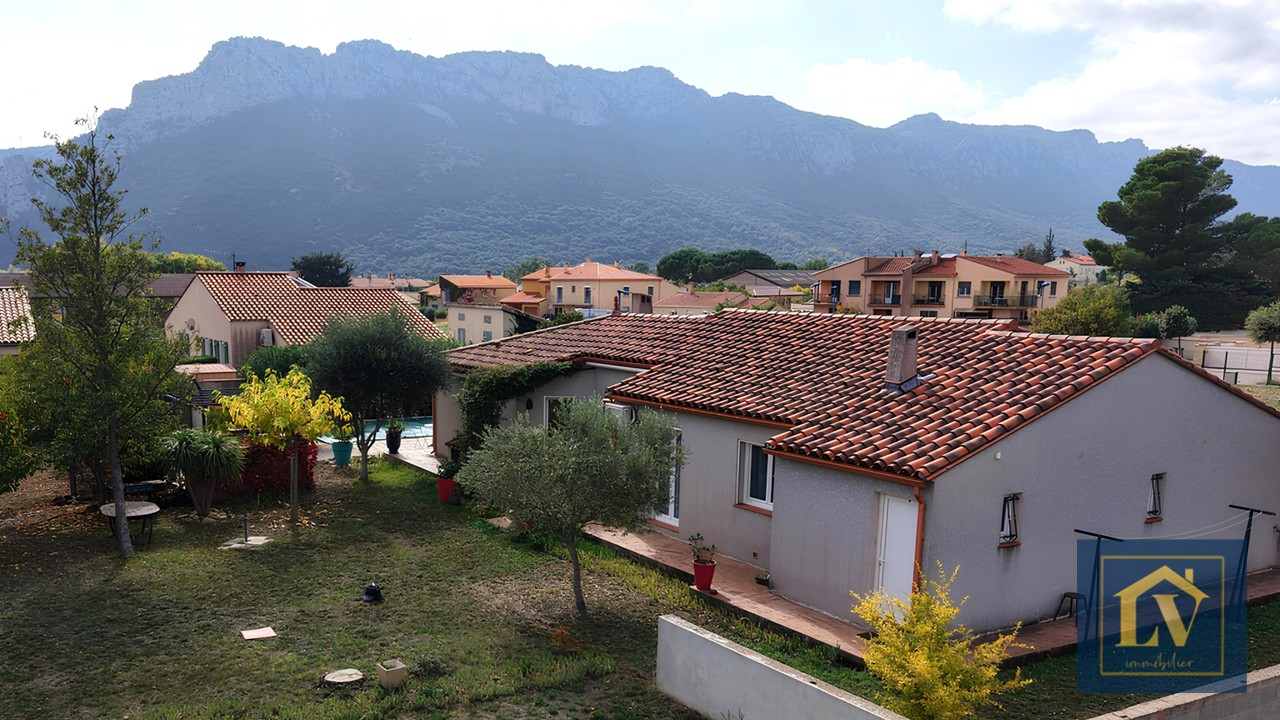 A vendre villa plain pied 5 pièces avec garages, jardin et piscine